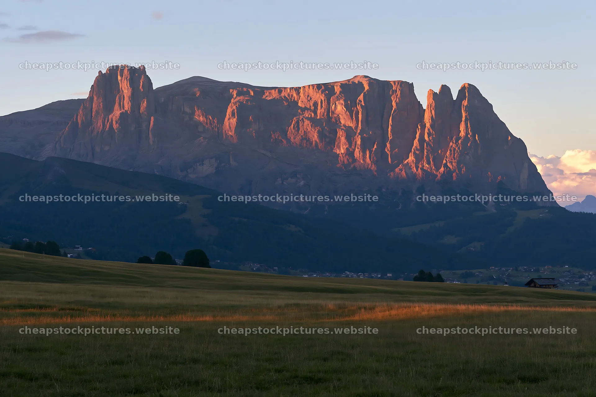 Sunbeams on Alpe di Siusi meadow with mountain backdrop – stock pictures 9722x6480