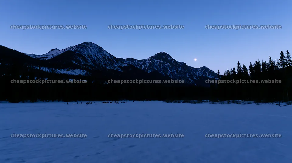 Snowy Rocky Mountain Park meadow at dusk – stock pictures 10608x5938