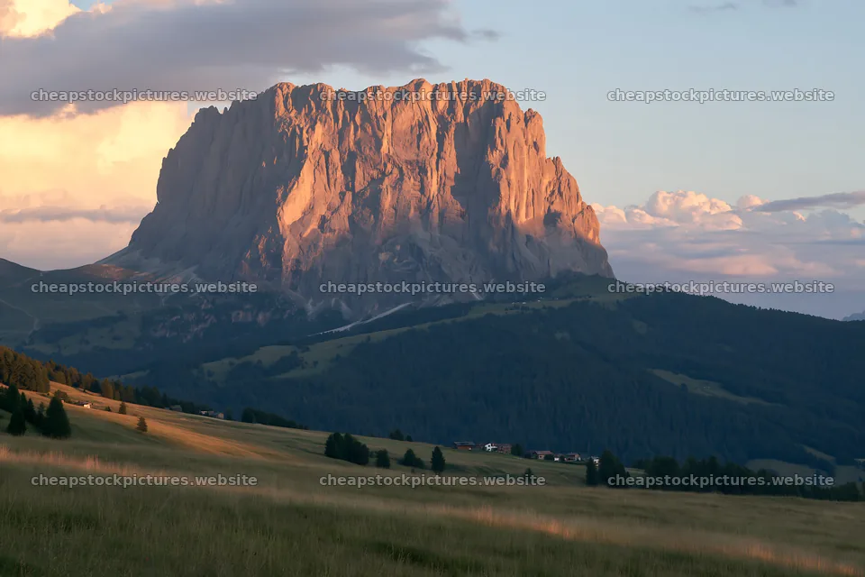 Alpe di Siusi meadow with sunlight and mountains at sunset – stock pictures 9722x6480